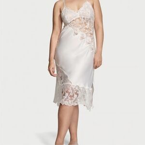 VS Bridal Embroidered Slip Size M NWT!!